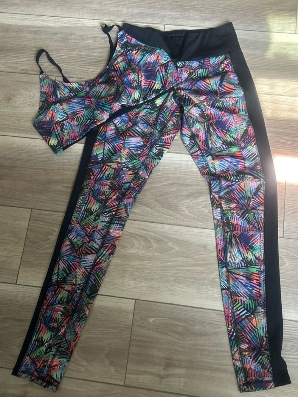 Mossimo Supply Co. Multicolor Geo Print Leggings & Sports Bra with Black Panels